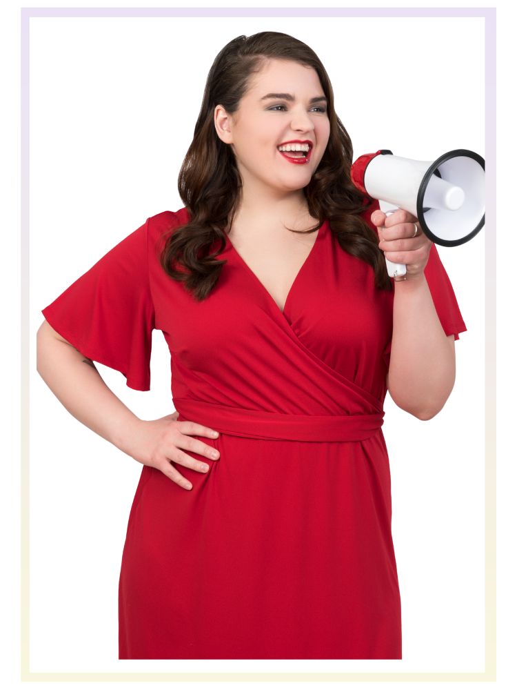 Plus-Size-Frau in grünem Kleid, die nachdenklich nach oben schaut